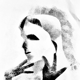 Девушка в черных перчатках