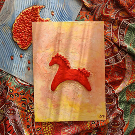 Красная лошадь из текстурной пасты 