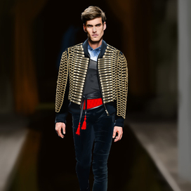 Модель в жёлтом жакете