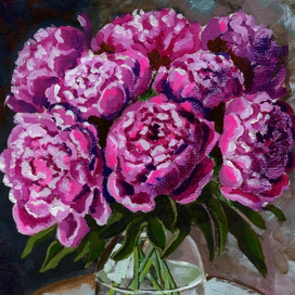 Пионы в прозрачной вазе