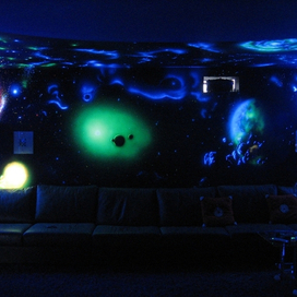 Роспись люминесцентными красками в частной квартире "Космос"