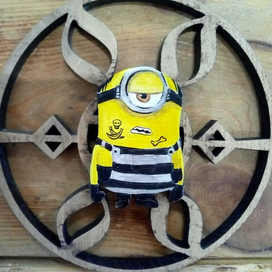 Деревянная брошь Миньон