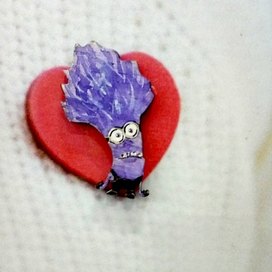 Деревянная брошь Миньон