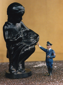 кадр 5. гитлер и чугунная статуя
