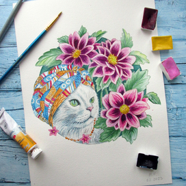 Белая кошка в тюрбане с цветами