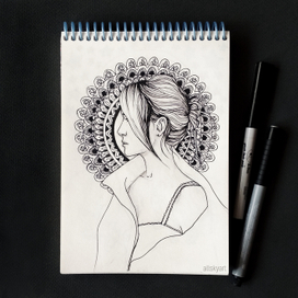 Девушка на фоне мандалы 