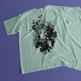 Готическая девушка с зеркалом