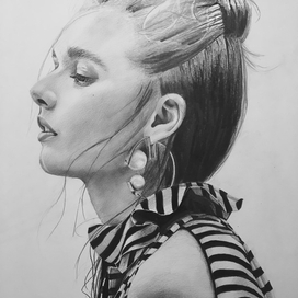 Девушка в полосатой блузке