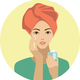 Девушка наносит питательный  крем для лица