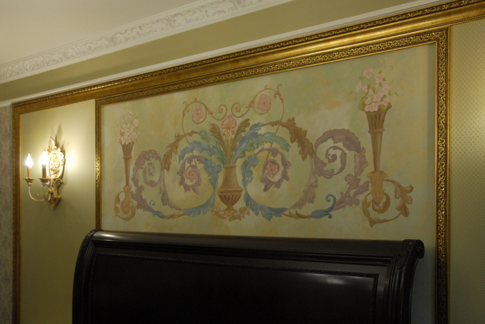 Роспись стены в спальне