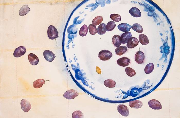 Слива на тарелке