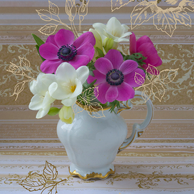 Анемоны в белом молочнике