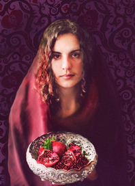 девушка с гранатами