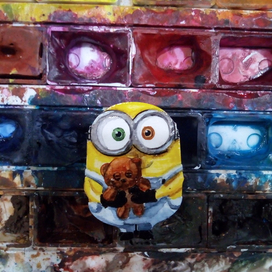 Деревянная брошь Миньон