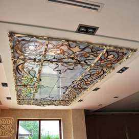Витраж Тиффани для потолка "Ветви и ленты" в интерьере.