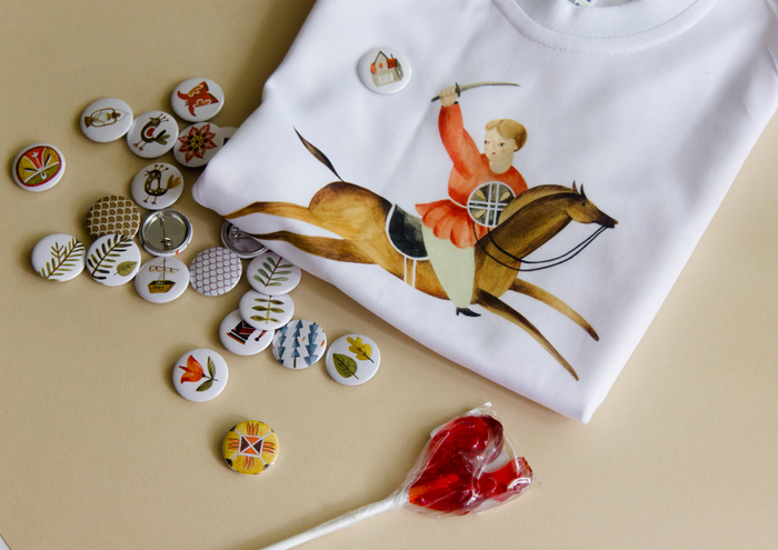 Значки и детская футболка