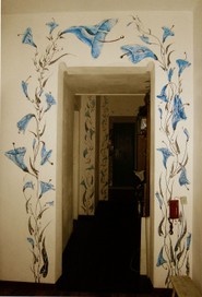 вьюнки. Роспись стены, коридор.