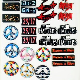 Часть рок-коллекции брошей из дерева