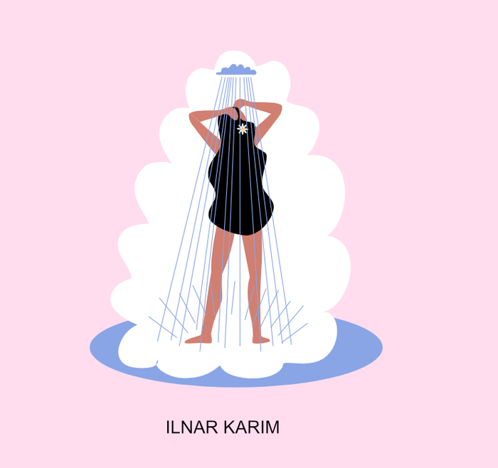 женщина принимает душ