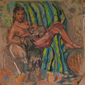 Девушка с собаками и кошкой