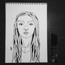 Девушка с дредами