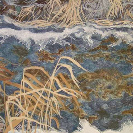 Тонкий лёд на ручье.