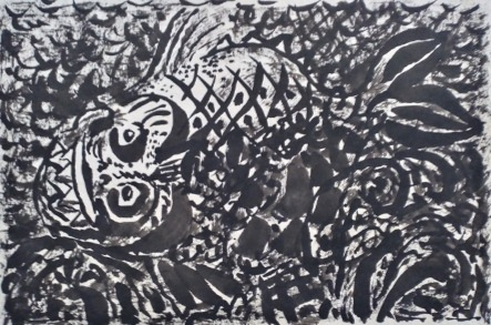 Хищная рыба лежит на дне.