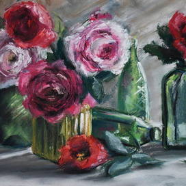 Красные цветы, зеленое стекло