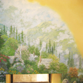 фрагмент росписи на стене, деревня и горы