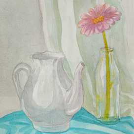 Чайник с цветком в стеклянном кувшине