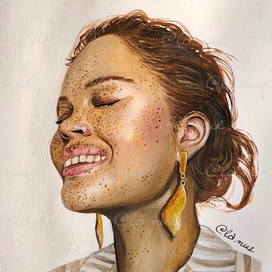 Девушка с веснушками