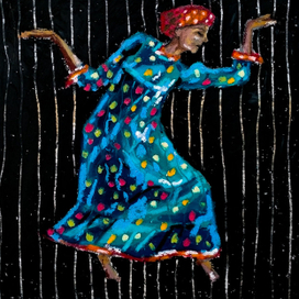 Танцующая девушка в этническом костюме
