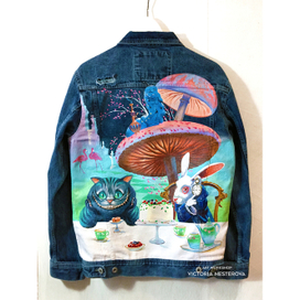 Джинсовка с ручной росписью акриловыми красками "Алиса"