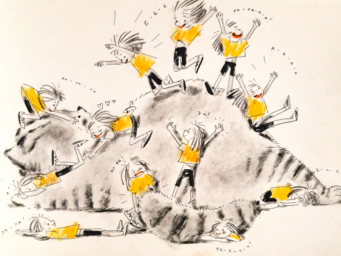 Девочка прыгает на коте