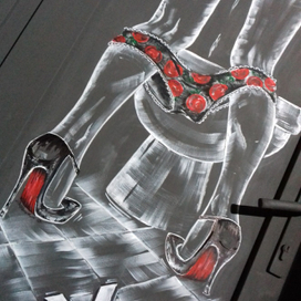 Иллюстрация на двери женского туалета