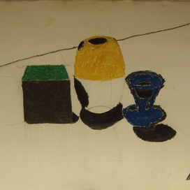 две вазы и кубик