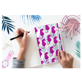 Бесшовный паттерн с фиолетовым леопардом и листьями пальмы