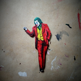 Деревянная брошь Джокер