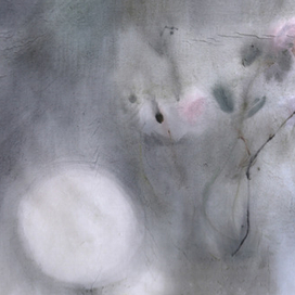 Розы и гипсовый шар