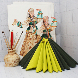 Салфетница деревянная "Девушка в русском национальном костюме