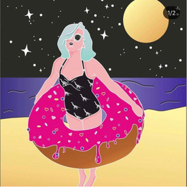 Космическая девушка на пляже