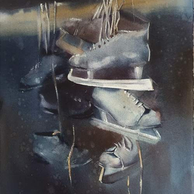 Повесил свой сюртук на спинку стула музыкант.