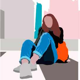 Девушка сидит на дороге в большом городе