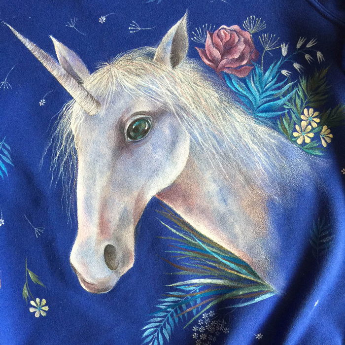 Фрагмент росписи вручную "единорог"