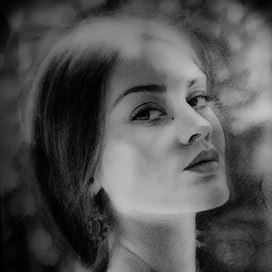 Девушка нарисована в тех.сухая кисть