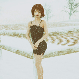 Девушка на фоне заснеженного поля