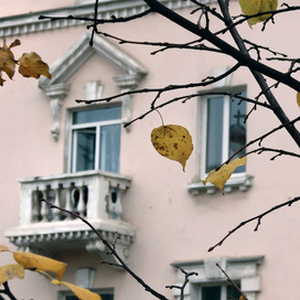 Стою под балконом ....