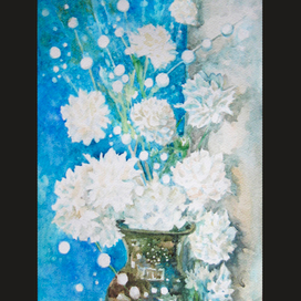 Воздух прозрачно-синий и белый в кувшине букет