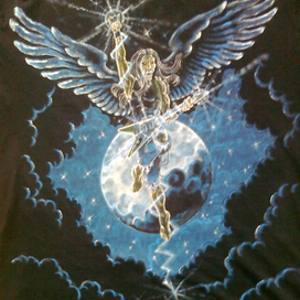 На футболке