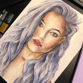 Портрет девушки с сиреневыми волосами